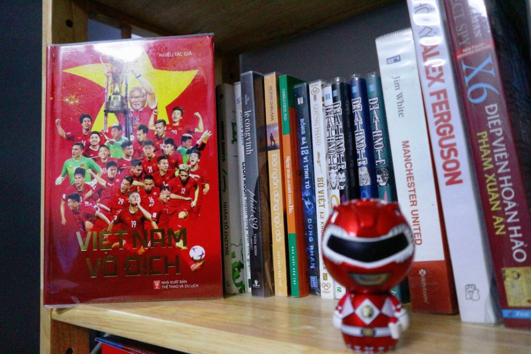 Lí do nên mua ngay quyển sách này:
- Tập hợp các bài viết của các cây bút chuyên môn về bóng đá về 23 cầu thủ ĐTQG VN vô địch AFF Cup 2018 và cả ban huấn luyện
- Sách in màu full 268 trang luôn bìa, giấy bóng cực mịn và đẹp, hình ảnh minh họa bắt mắt
- Xứng đáng là 1 trong những quyển nên có trên kệ sách bất kể bạn có thích đọc sách hay ko, miễn có tình yêu với ĐTVN thì nên tậu ngay nhé
- Ngoài ra thì Tiki vẫn giữ phong độ tốt về đóng gói và thời gian giao hàng.