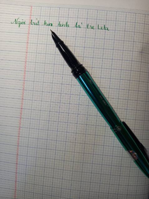 Ngòi bút rất êm, ra mực đều, nét thanh nét đậm vừa phải