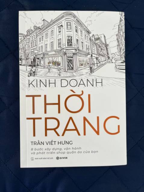 Cuốn sách đúng kiểu cầm tay chỉ việc cho người mới mở shop. Tất cả những nhiệm vụ như chọn khách hàng, chọn sản phẩm, quảng bá sản phẩm đều được tác giả đúc kết thành công thức, các bước cụ thể. Cách viết giản dị, một người không rành về kinh tế như mình đọc rất dễ tiếp thu.