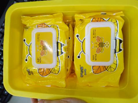 Có được cái thùng đẹp, bịch giấy ướt 80 miếng nhưng mà miếng giấy nhỏ xíu à, bằng 1 nửa tờ giấy ướt bình thường. Vì vậy bịch giấy cũng bằng 1 nửa bịch giấy 80 miếng khác.