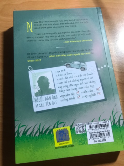 Bìa sách đẹp, tuy nhiên hơi bị cong một tí ở gáy nhưng vẫn ổn lắm. Được kèm theo cả bookmark nữa. Tuy gáy sách vẫn còn vấn đề nhưng sách lại chất lượng nha. Nói chung đáng tiền đáng mua.