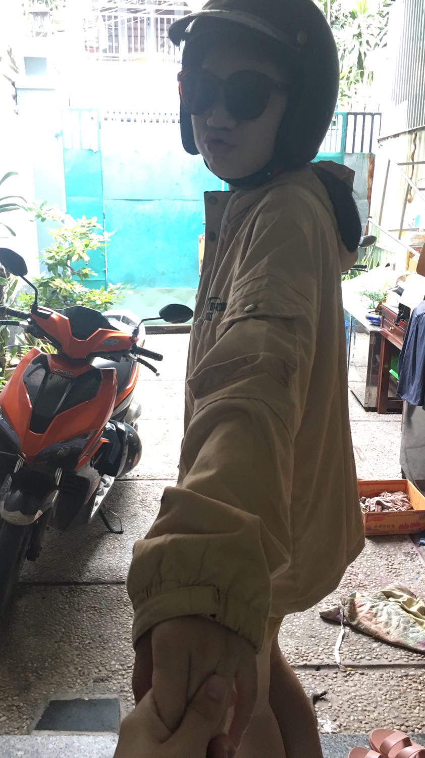 Túi trái thiếu nút bấm; chỉ thừa nhiều; ko đẹp như trong hình. Với giá như vậy thì cũng tạm đươc