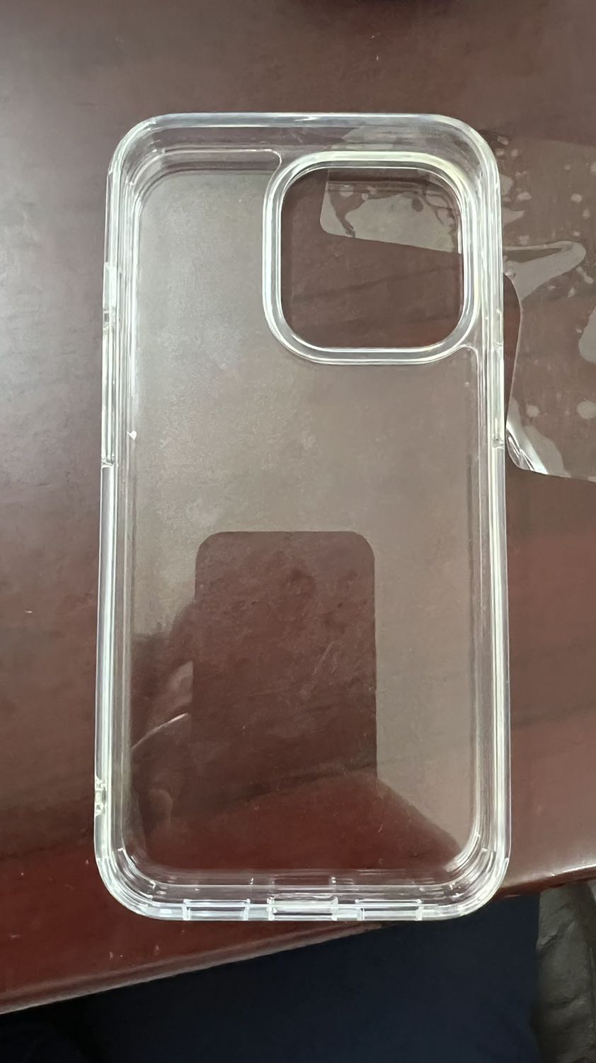 Thất vong ngoài sức tưởng tượng. Còn không bằng cái ốp mua ngoài hàng mấy chục nghìn. Vừa dày vừa cục mịch lại không có gì gọi là tỏng suốt tinh tế. Thương hiệu là Likgus. Vỏ hộp thô thiển. Tôi biết chắc chắn đây là sản phẩm không như mong đợi. Trị giá gần 300k nhưng thực sự rất thất vọng.