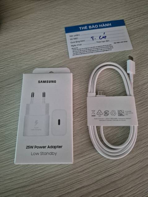 Đóng gói cẩn thận, tặng kèm cáp, có chạy "sạc siêu nhanh" của SS lun