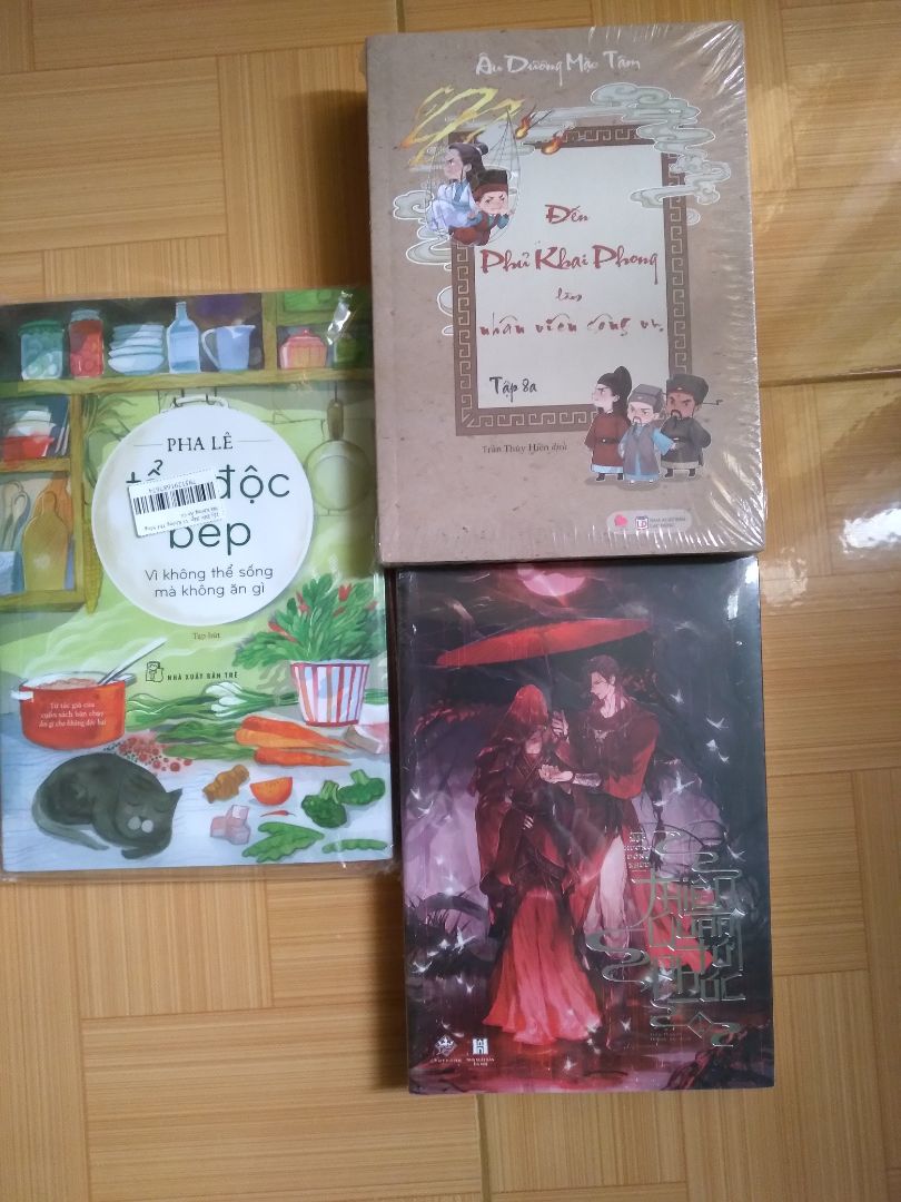 lần đầu mua sách tiki,4 quyển chỉ có quyển này là gáy sách trên dưới đều hơi nhăn,chắc là do vận chuyển nên vầy,may mình mua đọc thôi chứ ko sưu tầm,tiki lần sau chú ý nha,còn lại giao hàng thì thân thiện mình rất ưng.