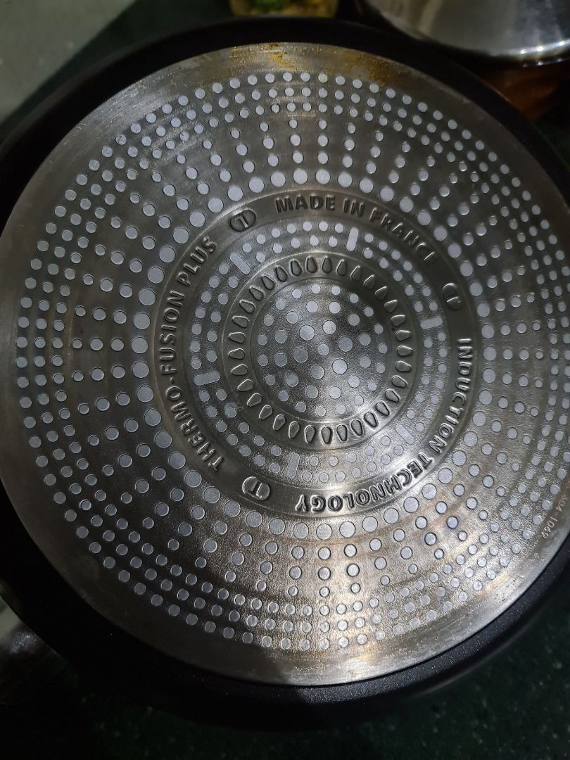 chảo nặng, chắc tay, hoàn thiện khá. Nhưng nếu nấu bếp hồng ngoại thì rất lâu nóng, hình như thích hợp với bếp từ hơn. Bộ dao tặng kèm thì bén, tốt, dùng rạch bánh mì trước khi nướng được.