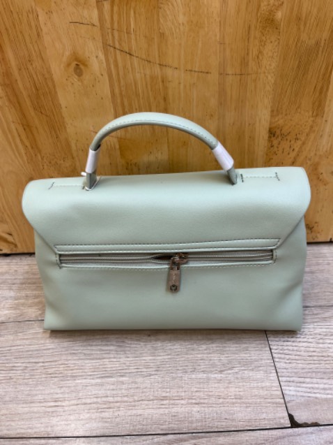 Có ngăn phụ ở sau dùng thích da mềm lắm mua đi mấy bà đi tiệc hoặc mang bth vẫn xinh lắm nha cảm ơn shop nhiều🥰