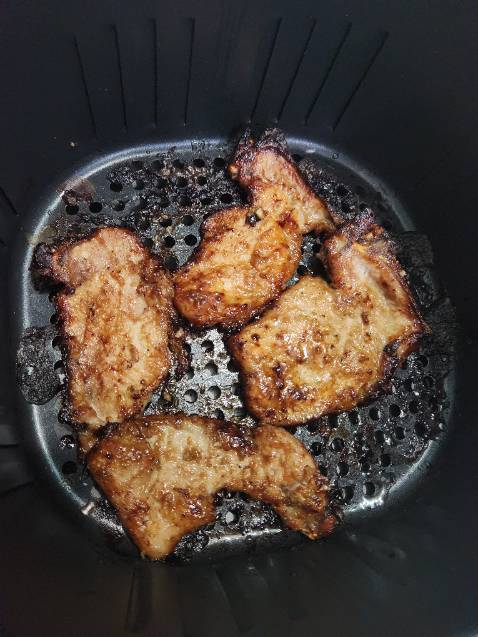 Shop giao siêu nhanh, đặt 11h đêm hôm trước thì 2h chiều hôm sau đã nhận được. Thùng hàng được đóng gói cẩn thận, nguyên vẹn. Shipper nhiệt tình hỗ trợ kiểm tra hàng.
Mình không biết sử dụng, google từ từ cũng ra được món sườn tạm gọi là thành công.
Cảm ơn Tiki