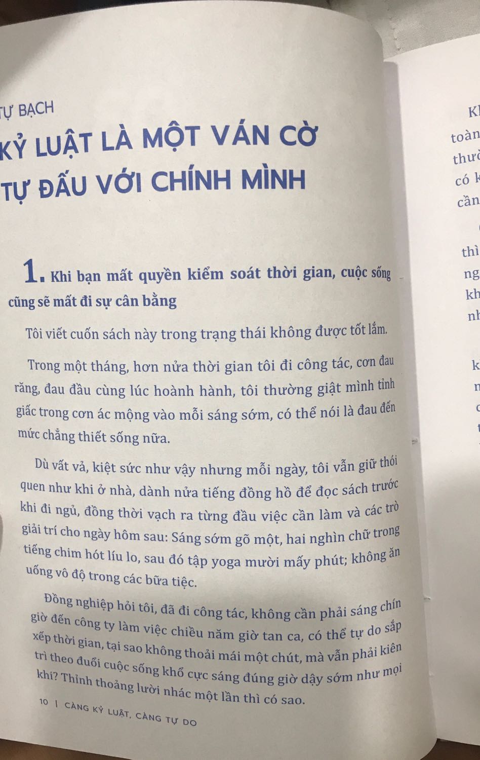 Mình chọn giao tiêu chuẩn nên 3 ngày mình mới nhận được sản phẩm. Nhưng dù sao thì tiki vẫn giao đúng lịch dự kiến. Nói chung về giao hàng mình không có gì phàn nàn cả, vì mình khá là dễ tính. Sản phẩm của mình cũng không có hư hại gì cả.
Về nội dung sách, trước khi mua mình được bạn mình giới thiệu cho quyển này, và sau khi đọc tìm hiểu về đánh giá của mọi người thì mình mua ngay và luôn. Mình chỉ mới đọc xong chương 1 thôi nhưng đã thấy nội dung rất thích hợp với mình, một người rất tào lao, có thói sống buông thả về kỉ luật và không có khái niệm làm chủ bản thân, làm chủ cuộc đời mình bằng cách quản lý thời gian tốt hơn, tuy nhiên lại thường rụt rè và không biết mình là ai. Mặc dù vậy, mình sẽ cố gắng đọc hết để thay đổi tư duy của chính mình.
Ai có lối suy nghĩ và cách sống giống mình thì hi vọng là cuốn sách này có thể giúp bạn! Mình cũng hi vọng cuốn sách sẽ giúp mình tốt hơn! ?