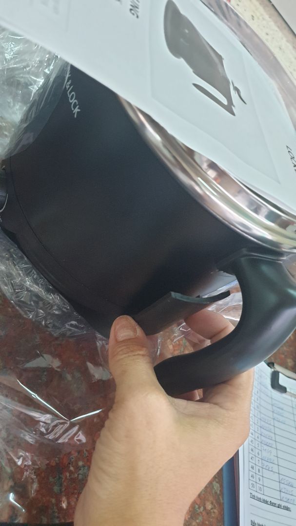 Mới nhận hàng ko cho kiểm tra, vừa mở bịch ra tay cầm của nồi bị vỡ, mua tưởng đâu xài liền được nào ngờ nồi bên tiki giao cho mình bị gẫy phần tay cầm buồn ghê, nồi đó mình rất thích nhưng bị gẫy làm mình phải chờ đổi lại