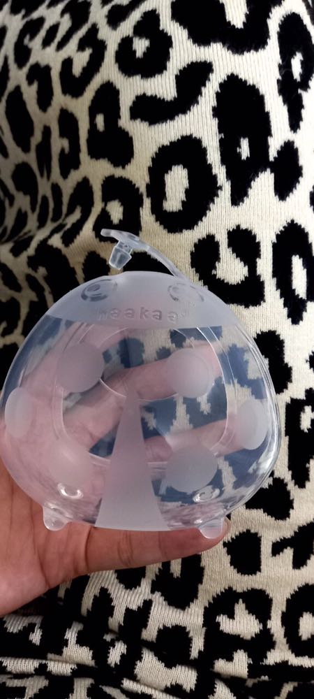 tính mua 1 miếng lót 1 cốc để dùng. Nhưng mới ướm thử thấy hay hay. Thôi lại mua thêm 1 miếng lót nữa để dùng thay miếng lót thâm vậy