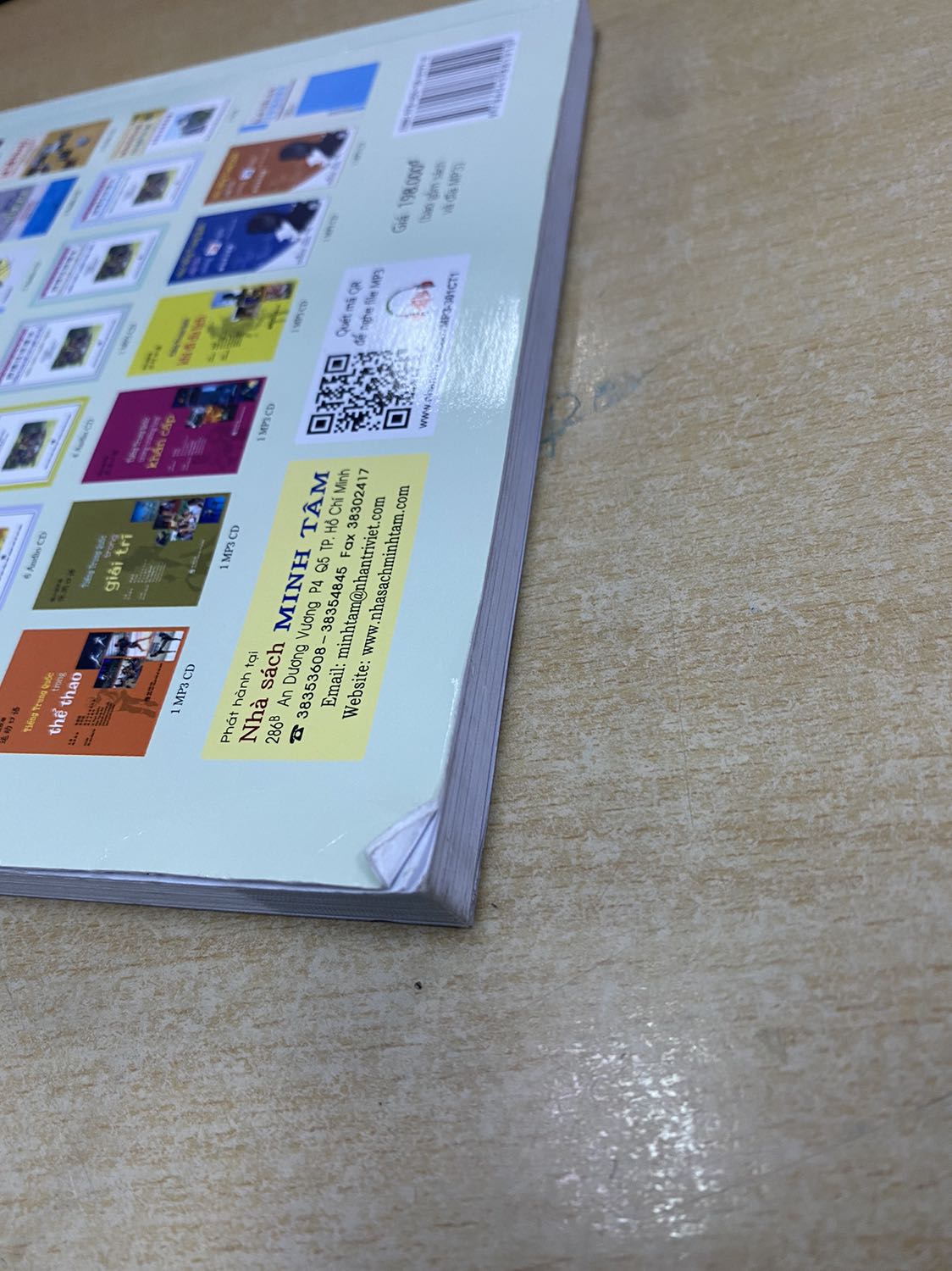 Sách chưa qua sử dụng nhưng bảo quản, vận chuyển khá chán, móp méo, quăn góc ? m dùng sách rất ko thích để quăn mép như này