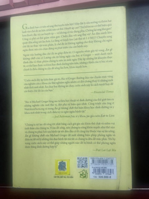 Giao hàng nhanh, sách đẹp 750 trang trong đó 200 trang là tài liệu tham khảo.
Sách rất hay hữu ích để mỗi cá nhân có thể biết cách tự xây dựng chế độ ăn lành mạnh tốt cho sức khoẻ và nếu có bị bệnh cũng có thể tự điều trị bằng lối sống mà không cần thuốc.
Tuy nhiên sách của tác giả người Mỹ viết cho người Mỹ nên không phù hợp với các món ăn Việt Nam. Nên linh động điều chỉnh theo phong tục lối sống của người Việt khi áp dụng.
Chúc mọi người tìm được quyển sách hữu ích