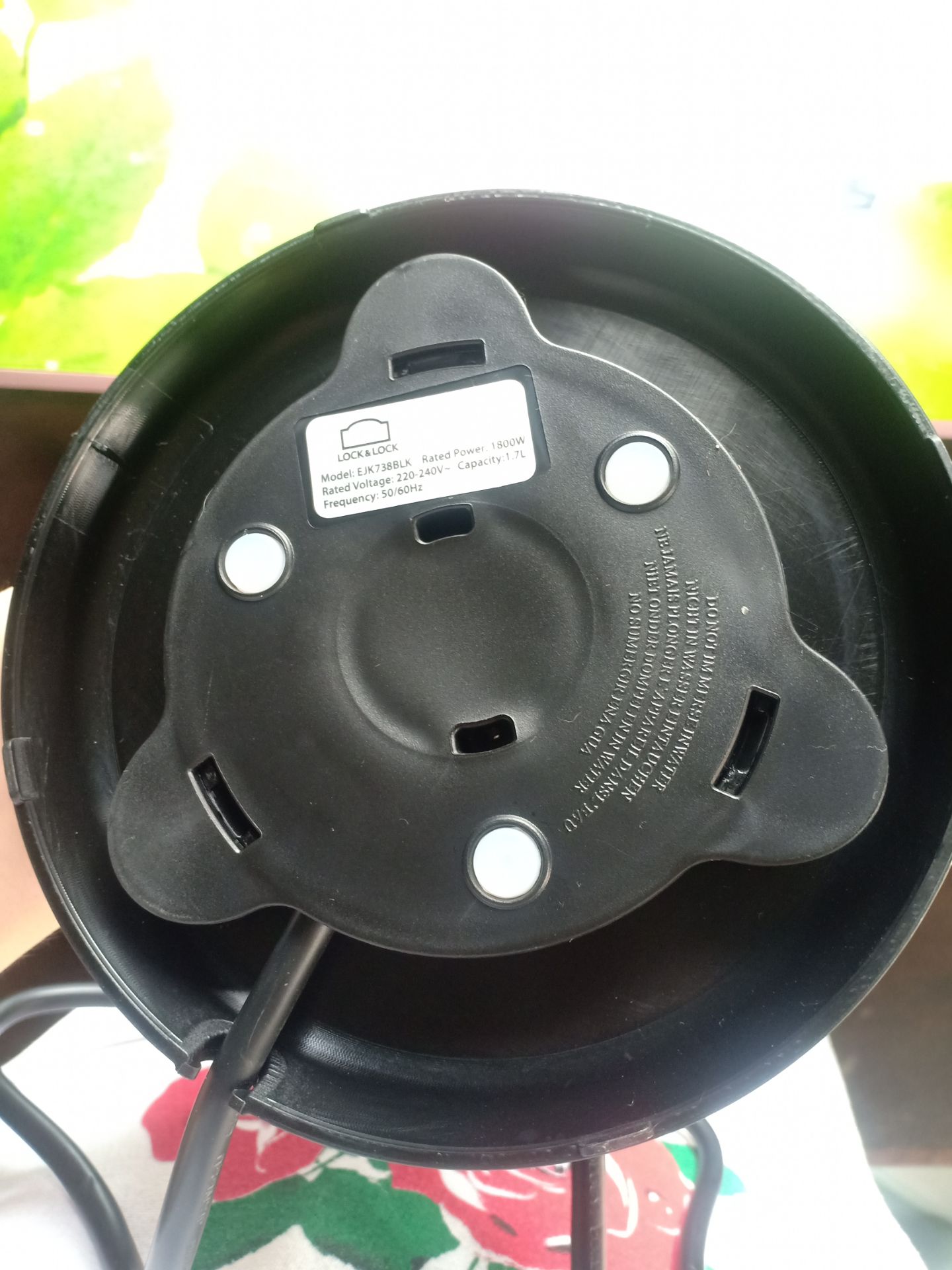 tiếng kêu cũng vừa, k phải là nhỏ. đun đầy bình cỡ 5p. lúc vừa mở nắm ra có tí mùi nhẹ, sau đó hết. dùng gần 2 tuần rồi thấy ổn cả nhe. nắp hơi khó mở, nhỡ mà gãy phần đó là nghỉ mở lun😂