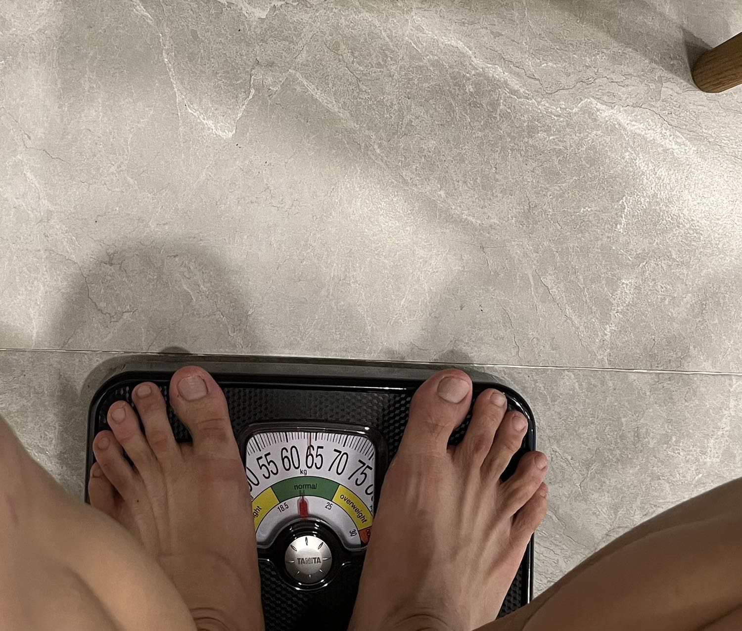 Bề mặt cân nhỏ, Đứng lên không vừa lắm. Hình thức tạm được