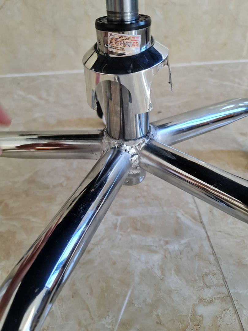 Ghế đẹp. Ngồi êm, chất lượng hoàn thiện chưa cao.