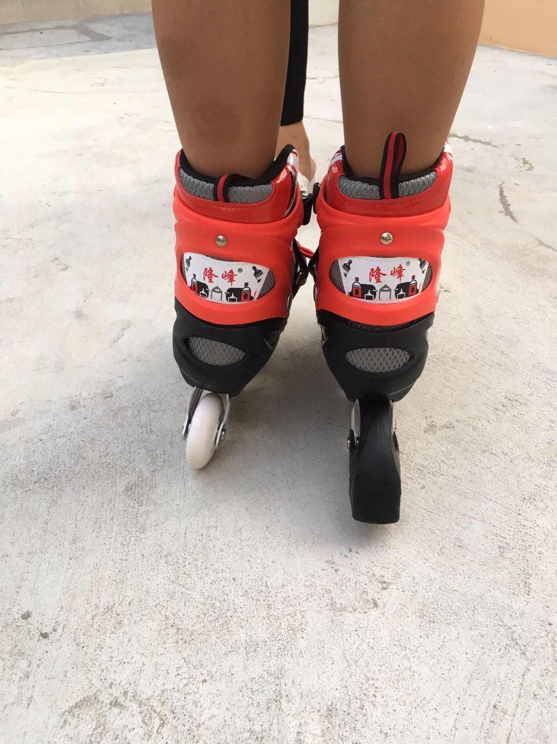 Hàng giống hình chỉ có điều phần đế bánh xe bên có bên ko phần đuôi màu đen.
Mong Tiki xem lại khi gửi hàng cho khách.
Hơi thất vọng xíu nhưng vì trẻ thick quá nên để lại
Mong shop gửi thêm phần đó về cho mih.