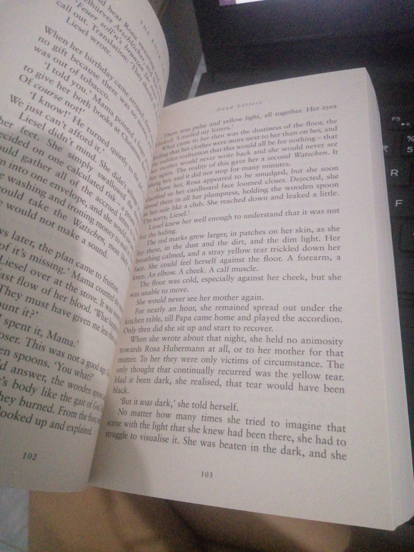 Sách paperback cầm tay rất nhẹ, bìa đẹp, có một tí lỗi nhưng mà không sao do sale tận 70% mà. Về nội dung mình chưa đọc nên không review được, nghe nói hay thui :v còn vận chuyển thì hơi lâu một tí. 3 bữa gì đó Sách paperback cầm tay rất nhẹ, bìa đẹp, có một tí lỗi nhưng mà không sao do sale tận 70% mà. Về nội dung mình chưa đọc nên không review được, nghe nói hay thui :v còn vận chuyển thì hơi lâu một tí. 3 bữa gì đó