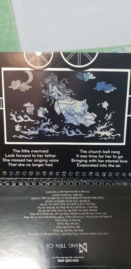 Đặt tối hôm trước, trưa hôm sau đã nhận ngay, dù chỉ chọn giao hàng tiêu chuẩn. Nhận được sách khá là thích. 1 cách đọc sách hay cho bé. ,chiếu bóng kèm âm thanh và nhạc. Tắt đèn kể chuyện cho con. 2 bé ở nhà cực kỳ thích luôn