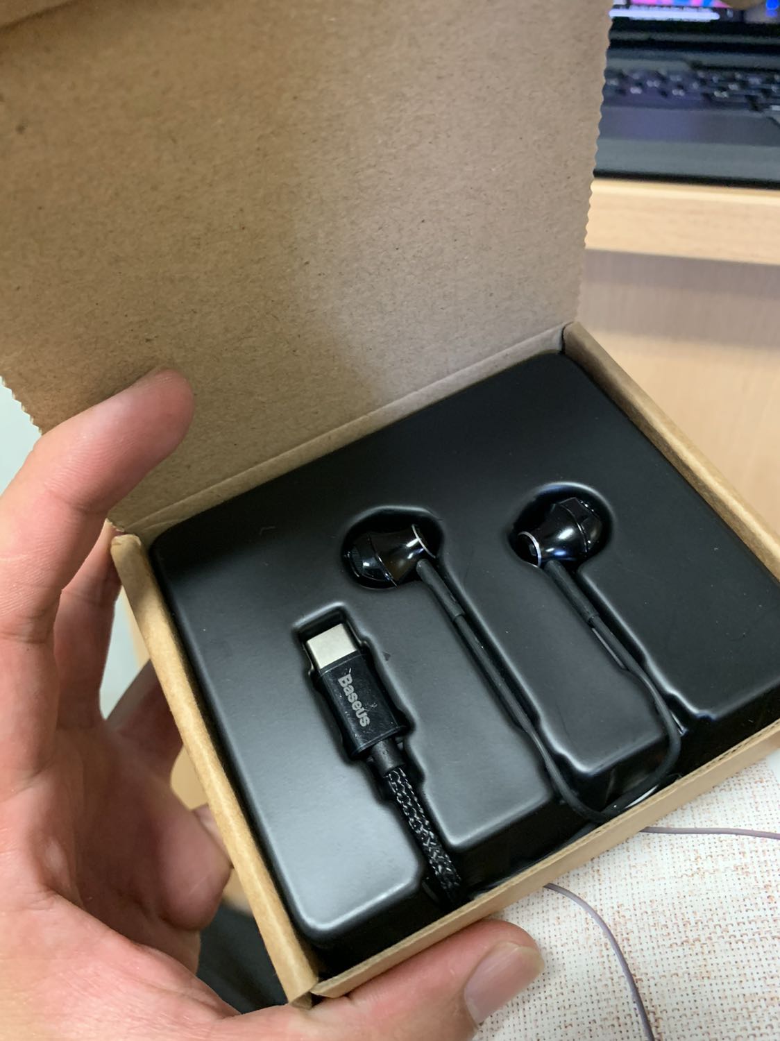 sản phẩm giống như hình, có điều là tai nghe không phù hợp với sản phẩm của mình, găm vào không nghe được...mong rằng shop xem được đánh giá và cho đổi trả sản phẩm ạ