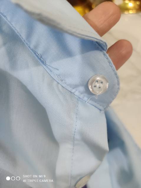 Nút áo đứt chỉ nhiều nơi bung chỉ... Tệ