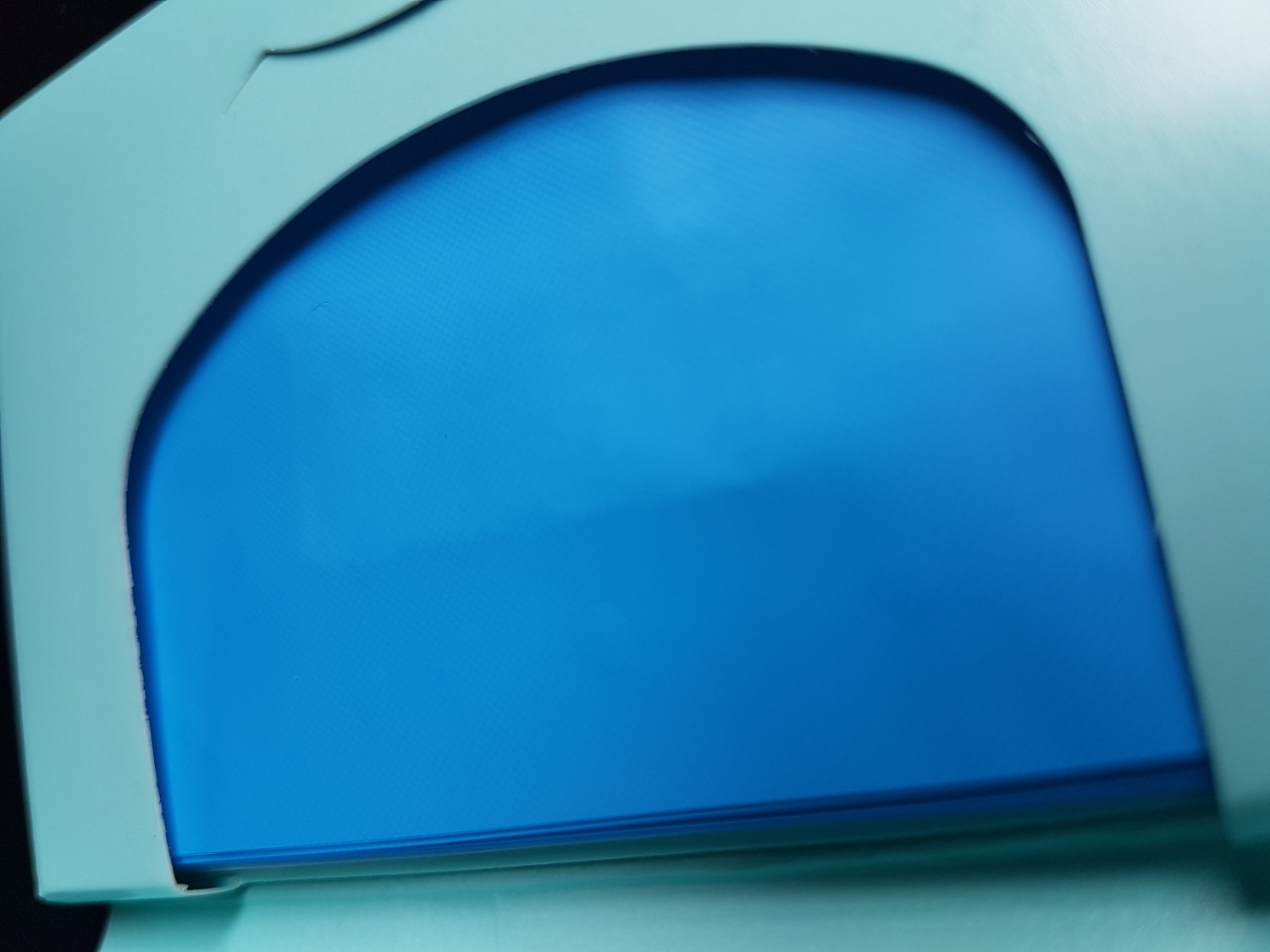 Chất lượng thì không có gì phải bàn, phim này của Nhật, thấm dầu rất tốt, mặt ai ít dầu thì dùng 1 tờ là đủ, còn bị nhiều thì phải dùng 2-3 tờ. Tính ra khoảng 600 VNĐ/tờ. Còn vấn đề giao hàng thì vô cùng tệ hại. Đơn hàng lần 1 của tôi gồm 2 combo đã thanh toán trước, bị bên này tự ý hủy sau khi trễ hạn giao 2 tuần mà không giao hàng, cũng không hề có email hay *** thông báo cho tôi biết. Sau đó họ tự thực hiện lệnh đặt đơn hàng mới chỉ có 1 combo, tôi phải liên hệ Tiki để giải quyết việc hoàn tiền cho 2 combo, sau cả tháng trời chầu hẫu đợi mà không một lời giải thích. Lần 2 tôi lại đặt 3 combo đã thanh toán trước, vẫn giao trễ hàng so với dự kiến, và lần này còn giao thiếu, vì chỉ giao cho tôi đúng 1 combo (thiếu 2 combo). Tôi lại phải gọi điện cho Tiki hỗ trợ (1k/1 phút), gọi + chờ mất ~10 phút để thông báo tình trạng thiếu đơn hàng, đến giờ vẫn chưa nhận được nốt 2 combo còn lại. Nói chung sẽ không bao giờ tôi mua ở đây thêm lần nữa. Chất lượng thì không có gì phải bàn, phim này của Nhật, thấm dầu rất tốt, mặt ai ít dầu thì dùng 1 tờ là đủ, còn bị nhiều thì phải dùng 2-3 tờ. Tính ra khoảng 600 VNĐ/tờ. Còn vấn đề giao hàng thì vô cùng tệ hại. Đơn hàng lần 1 của tôi gồm 2 combo đã thanh toán trước, bị bên này tự ý hủy sau khi trễ hạn giao 2 tuần mà không giao hàng, cũng không hề có email hay *** thông báo cho tôi biết. Sau đó họ tự thực hiện lệnh đặt đơn hàng mới chỉ có 1 combo, tôi phải liên hệ Tiki để giải quyết việc hoàn tiền cho 2 combo, sau cả tháng trời chầu hẫu đợi mà không một lời giải thích. Lần 2 tôi lại đặt 3 combo đã thanh toán trước, vẫn giao trễ hàng so với dự kiến, và lần này còn giao thiếu, vì chỉ giao cho tôi đúng 1 combo (thiếu 2 combo). Tôi lại phải gọi điện cho Tiki hỗ trợ (1k/1 phút), gọi + chờ mất ~10 phút để thông báo tình trạng thiếu đơn hàng, đến giờ vẫn chưa nhận được nốt 2 combo còn lại. Nói chung sẽ không bao giờ tôi mua ở đây thêm lần nữa.