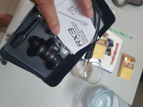 Nhận hàng nguyên seal đã thấy thích rồi, cảm giác 1 tai nghe chưa đến 200k mà có hộp seal sang chảnh ntn đã ưng cái bụng rồi. Hàng khui ra bao đẹp, lại còn có nhiều phụ kiện đi kèm nữa..... Âm thanh cũng rất tốt, bass phê pha, ko quá dày, Mic thu âm rất rõ nét... Không biết các game khác sao, Các bạn chơi Pubg trên PC như mình mới thấy con tai nghe này phù hợp lắm luôn. Hình ảnh mình unbox bên dưới nhé