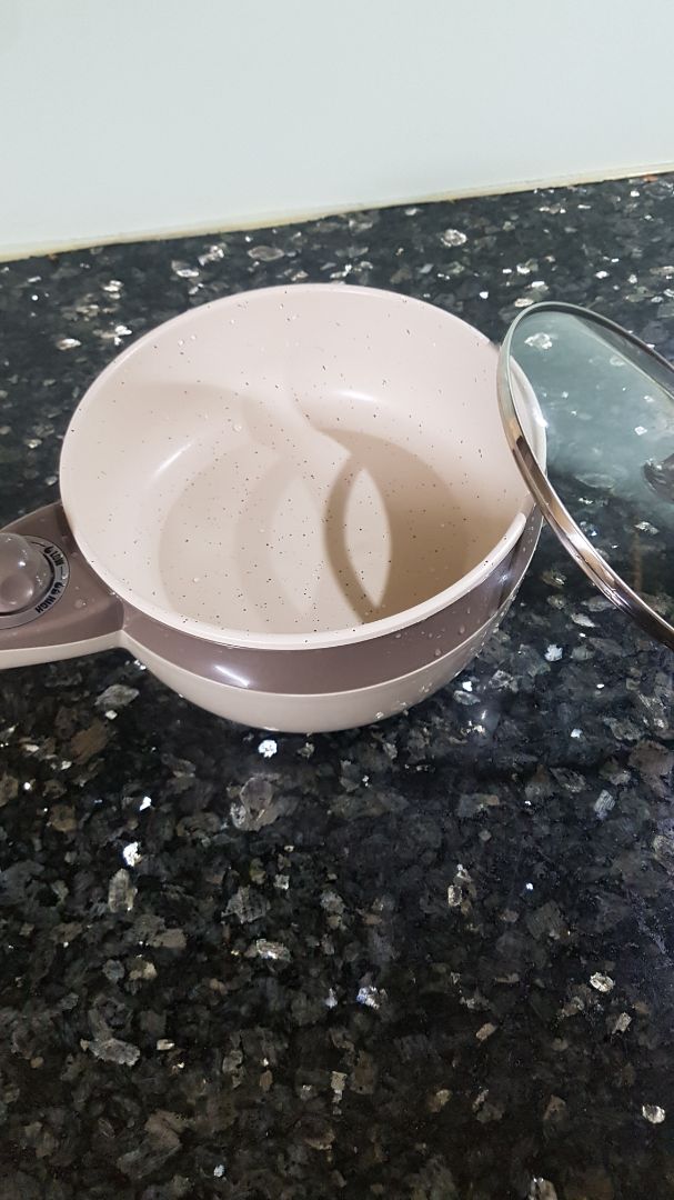 Nồi đẹp, chắc chắn. Đun nhanh sôi. Có 2 chế độ đun sôi tiện lợi. Lòng xoong bằng đá chống dính, rửa nhanh sạch. Tuy nhiên vì xoong liền với hệ thống đun nên khi rửa phải cẩn thận không nước sẽ vào, có thể gây hỏng hóc.Shop giao hàng nhanh, Đóng hàng chắc chắn. Giá hấp dẫn vì có nơi vẫn giao bán hơn 500 k