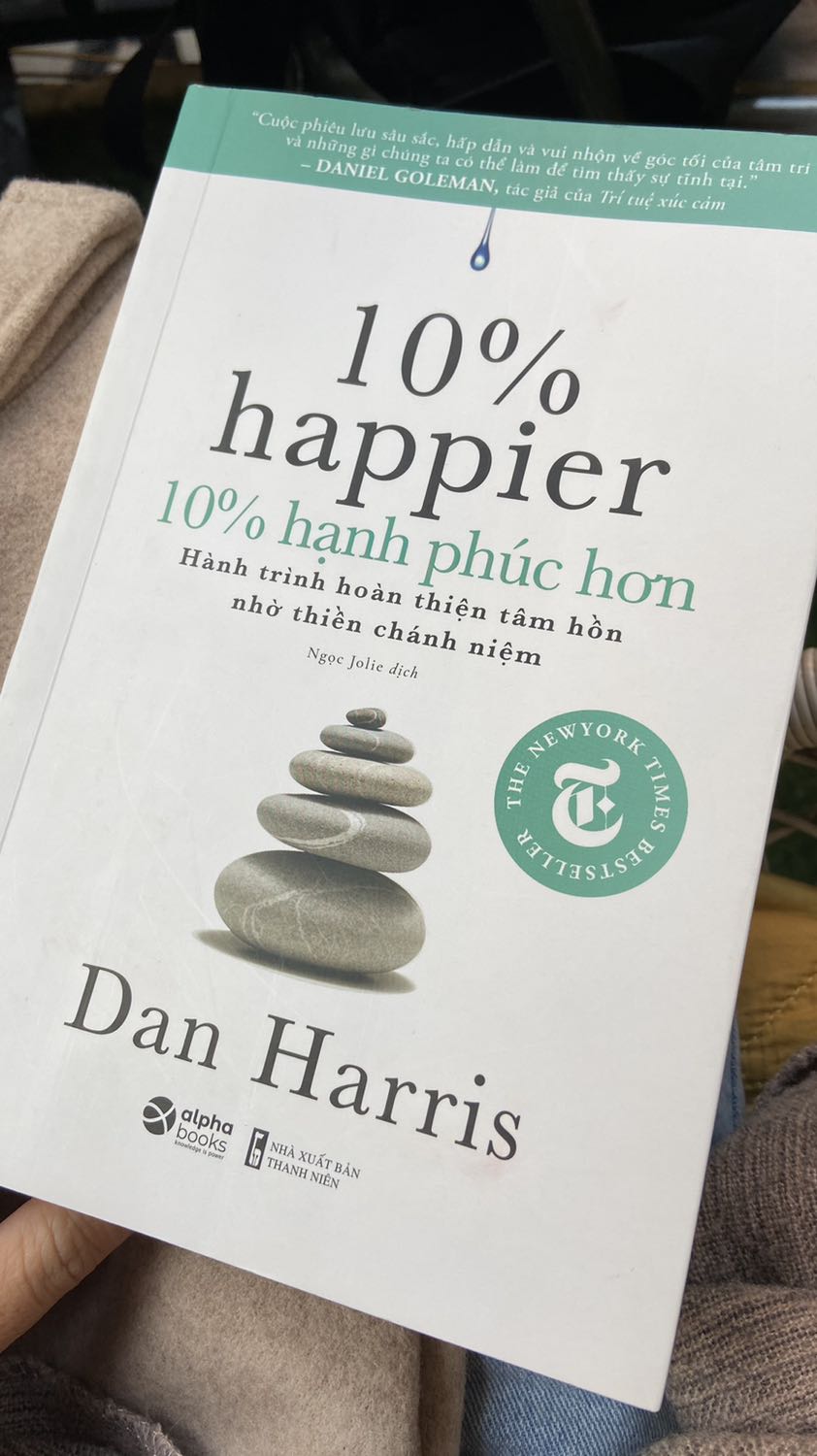 Câu chuyện rất thực tế, dí dỏm, cho ta thấy hiệu quả của thiền định, chánh niệm nhưng ko quá thần thánh hoá nó lên. Cuốn sách ko khiến bạn có được hạnh phúc 100% nhưng chắc chắn sẽ khiến bạn vững tin, hạnh phúc hơn 10%. 
Điểm trừ rất lớn là sách có quá nhiều lỗi chính tả, lỗi đánh máy.