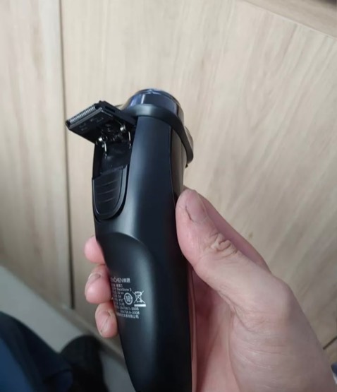 Máy ok la luôn, mẫu mã đẹp, cạo không sợ bị đứt gì luôn, còn có thêm dao cạo phía sao máy, trường hợp râu quá cứng thì mình sẽ cạo lại 1 lần nữa vs dao cao phía sau này hoặc cạo được ở vùng khác.. siêu thích..hi