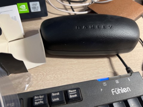 Cảm nhận gọng chắc chắn, các chi tiết sắc sảo
Có tem nhà phân phối rõ ràng