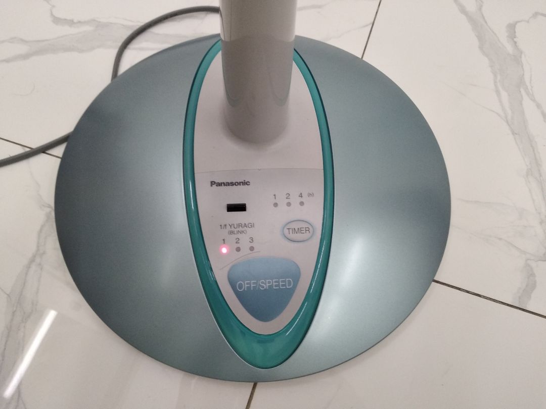 Quạt êm, không ồn, tốt trong tầm giá. Hy vọng xài được bền, lâu. Remote hok có chế độ cho quạt quay, phải dùng tay nhấn sau quạt. Ngoài ra, phải bấm hết số 1 2 3 mới tắt đc quạt. Chân quạt thiết kế không phải miếng mút êm nên khi di chuyển quạt trên nền gạch sẽ nghe âm thanh khó chịu. Mới xài 1 tuần cảm thấy khá hài lòng với chất lượng sản phẩm.