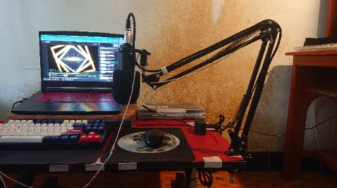 Quá xịn xò cho một con chân mic giá chỉ bằng 3 bát bún bò, gần như là full kim loại, rất ít chi tiết nhựa, điều chỉnh linh hoạt, các khớp bẻ rất mượt, hoàn thiện tốt như hàng cao cấp, không có lỗi sơn cắt nào hết, chỉ riêng phần kết nối giữa thanh đòn và chân đế có hơi xọc xệch, nhưng quấn vài lớp giấy vào là lại chặt cứng ngay, đáng tiền từng xu...