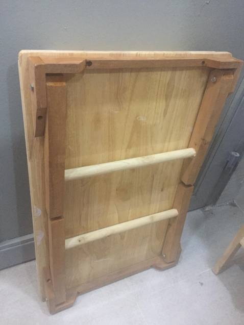 Mình mua bàn xếp của Vhappyshop lần thứ 2. Lần này hoàn toàn thất vọng và trái ngược với lần trước. Mặt bàn bị trầy trụa, kích thước nhỏ hơn lần trước. Dàn chân bàn là miếng ván mỏng, ọp ẹp, thấp hơn đợt trước phải đến 3cm, đinh bắn xiên ra ngoài nguy hiểm và dễ gây tổn thương khi thao tác setup bàn. Mình đính kèm hình ảnh cả 2 đợt mong Vhappyshop đổi lại sản phẩm như đợt 1. Đừng làm khách hàng thất vọng. Mình còn giới thiệu người khác.