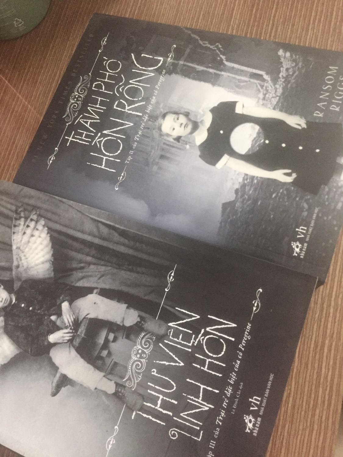 Em đặt combo này gồm 3 cuốn nhưng tiki chỉ giao 2 cuốn cho em. Lúc mở ra thì bọc bên trong bị xé rách và chỉ có 2 cuốn tập 2 và 3. Bên tiki có thể giải quyết và giao đủ cho em được không ạ?
Tiki đã giao đủ hàng nhưng giờ e mới nhớ ra để cập nhật đánh giá.