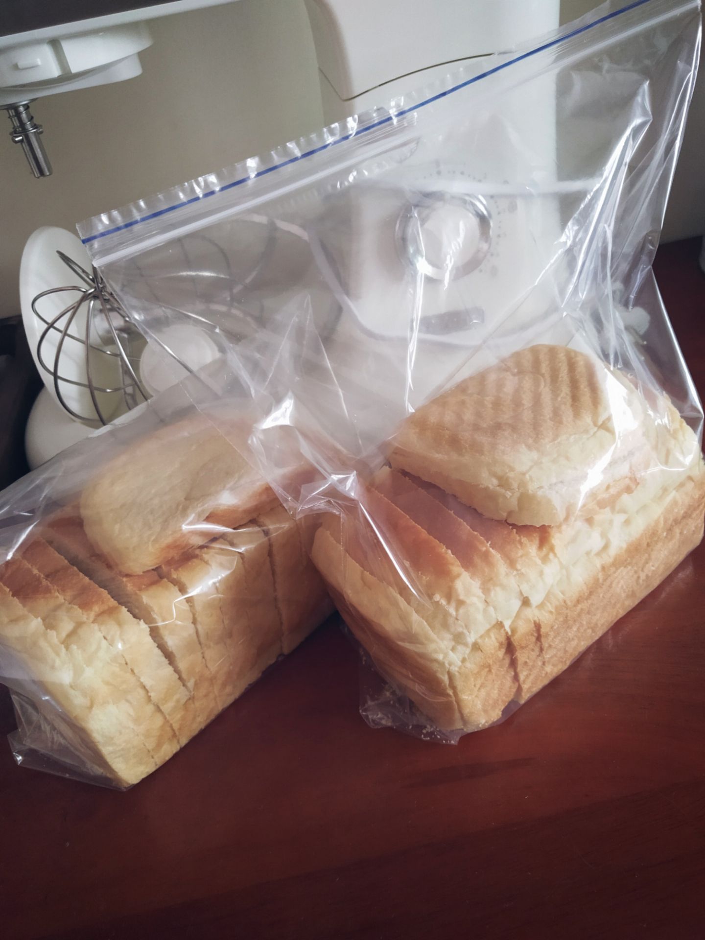 Mình mua và đã nhận hàng từ trước giãn cách, chủ yếu để nhồi bánh mì. Bao gói ổn, có tem niêm phong thùng bên trong. Mình dùng đều đều 1-3 lần mỗi tuần, tầm cũng 3 tháng rồi, mỗi mẻ 350g bột khô, máy vẫn đang chạy tốt. Có ồn và rung nhẹ, nhưng với chất lượng này thì giá khá hạt dẻ.