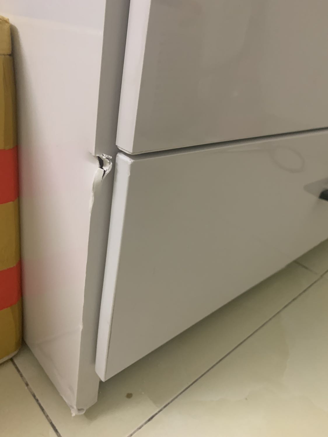 Tủ giao trễ hơn dự kiến 6 ngày, shop online mà nhắn tin hoài không trả lời. Mình đã báo huỷ đơn với Tiki nhưng không hiểu sao hôm nay Tiki vẫn giao, mình nghĩ thôi kệ nhận cũng được. Vì bên vận chuyển không khiêng lên tầng 1 được, nên có báo sẽ hẹn bên bán tới tháo lắp và mình phải trả phí 150k cho họ. Lúc sau, mình nhờ được người nhà chuyển tủ lên mà mới đụng xíu bị móp vỡ mấy chỗ, cánh tủ thì hơi kênh lệch, so với giá bỏ ra không đáng.