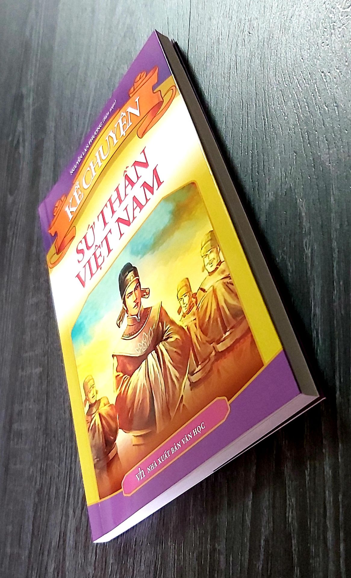 "Lịch sử Việt Nam có rất nhiều câu chuyện hay về các sứ thần. Dù tồn tại nhiều dị bản khác nhau, nhưng tinh thần chung là các sứ thần đều giữ vững khí tiết, làm tròn nhiệm vụ được ủy thác, trong rất cứ hoàn cảnh nào cũng không làm nhục lệnh vua, nêu cao quốc thể, dù cho phải trả giá bằng chính sinh mạng của mình."
Sách hay, càng đọc càng cuốn. Các bạn nhỏ rất thích.