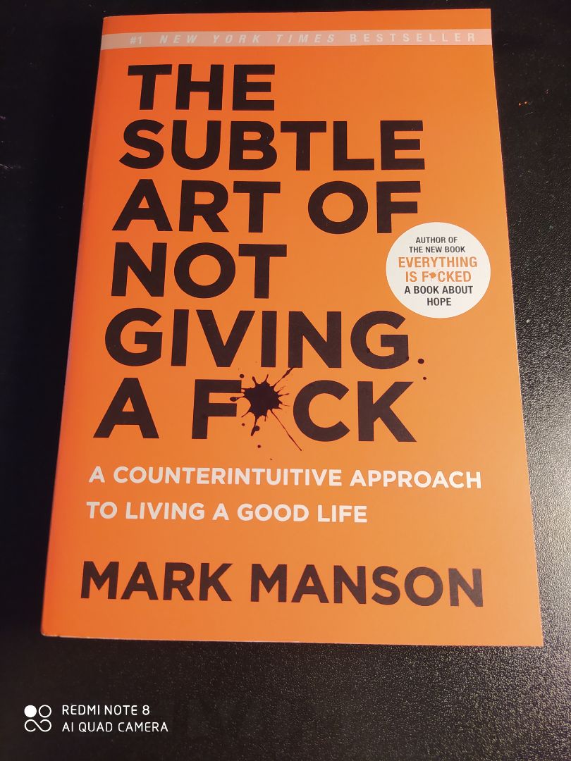 sách hơi nhẹ (quá) so với mình tưởng tượng (nhưng chắc là do chất liệu giấy và bìa), mực in rõ ràng sạch sẽ, đóng gói cũng rất cẩn thận (có bọc chống xóc). nhưng mà khs cuối sách lại có 3 tờ trắng tinh (chắc do bên nxb sách)