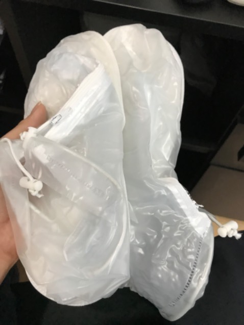 shop giao nhầm hàng, mình đặt bọc bằng silicone nhưng shop giao giày nilon, mẫu mã cũng khác, vui lòng sắp xếp đổi hàng giúp