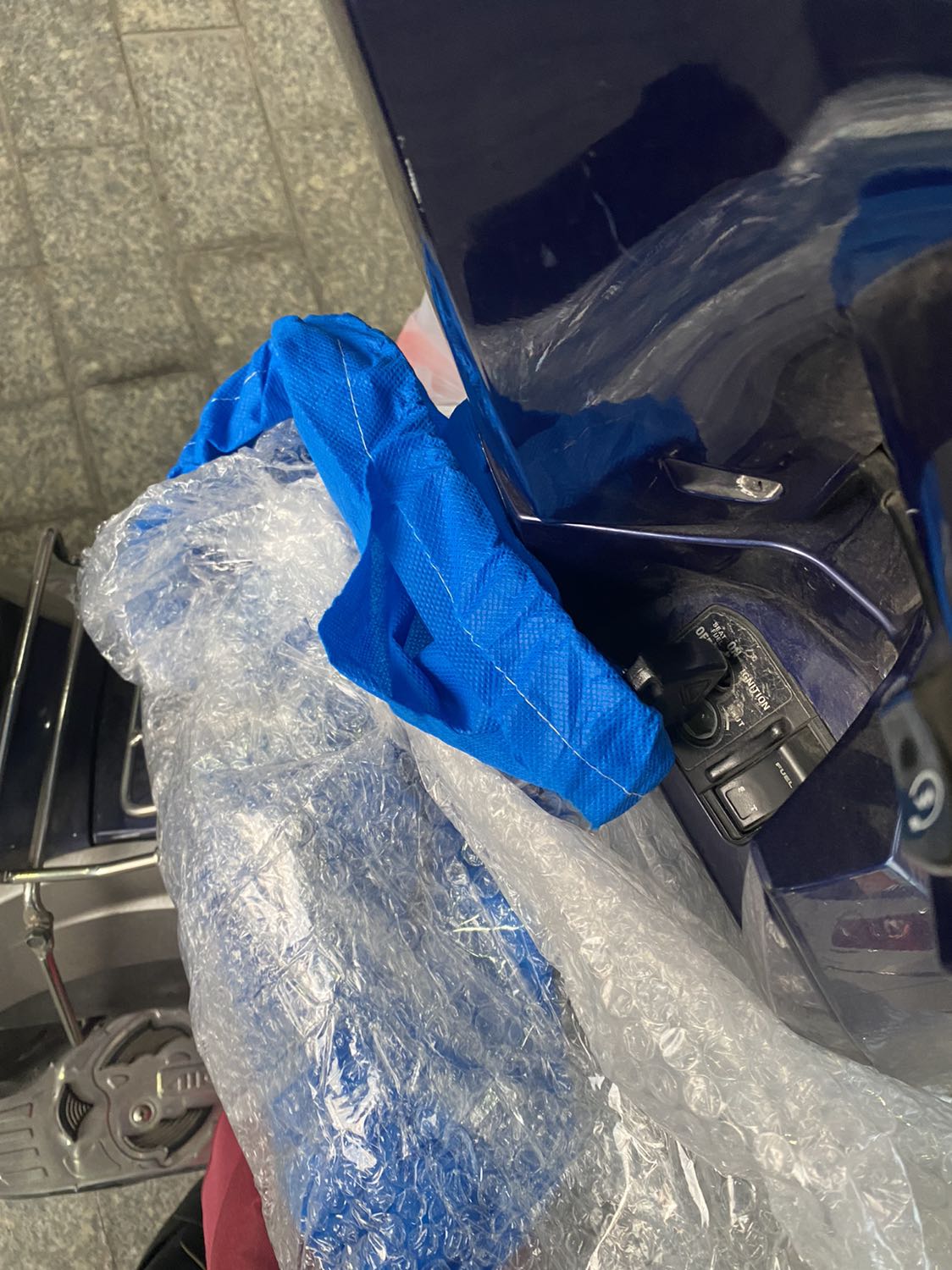 Mua tiki trước nay. Nhưng lần này thực sự thất vọng. Thùng giấy thấm nước, túi đựng rách ngay khi chưa kịp mở, bạt sờn vải, rách nhiều nơi như hàng dùng rồi. 
Tôi muốn trả hàng và nhận lại tiền được không ạ? Trả chứ không phải đổi. Cái cảm giác luôn tin tưởng rồi bị một quả thật không dễ chịu chút nào.