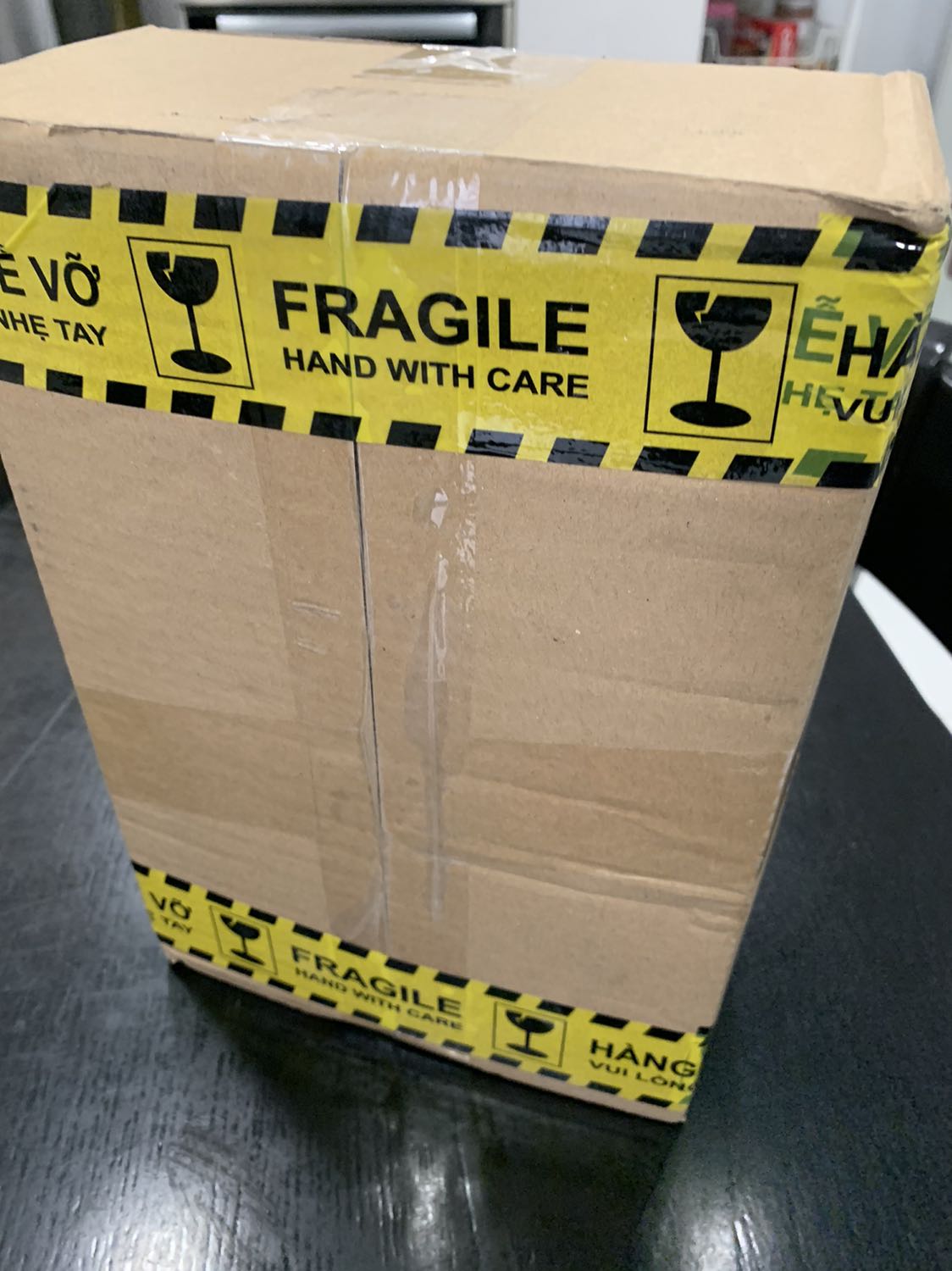 Giao hàng nhanh, đóng gói cẩn thận vừa phải. Combo 2 chai giấm táo hữu cơ 946ml thì có 1 chai seal bị bung ra không biết do shop đóng gói vô ý làm tróc seal hay do cố ý giao hàng không còn nguyên vẹn (?!)