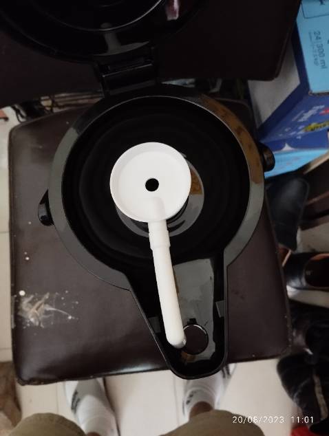 Tin tưởng nên đã giao tiền. Nghe lách cách, mở bên trong xem thấy hàng bị vỡ.