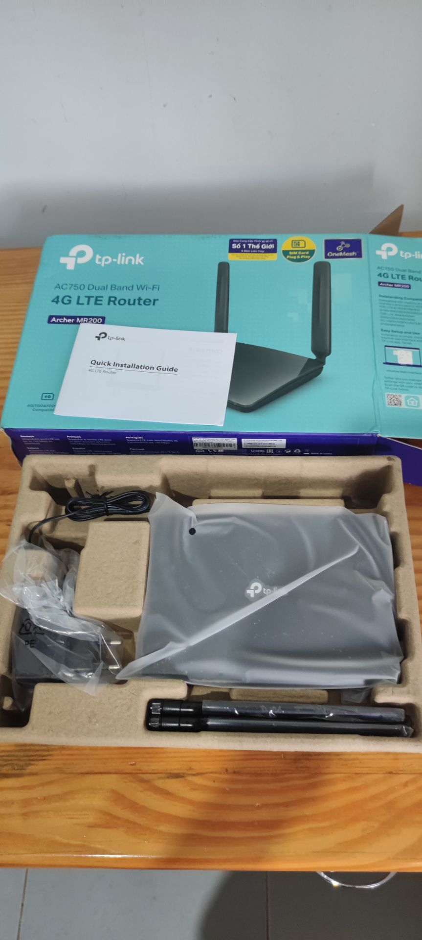 Giao hàng ổn, đóng gói hơi sơ sài, hộp bị móp méo vài góc. Hàng chất lượng, cắm sim, cắm điện vào là chạy tốt. Nơi mình ở sóng 4G khá yếu nhưng vẫn chạy mượt, ok!