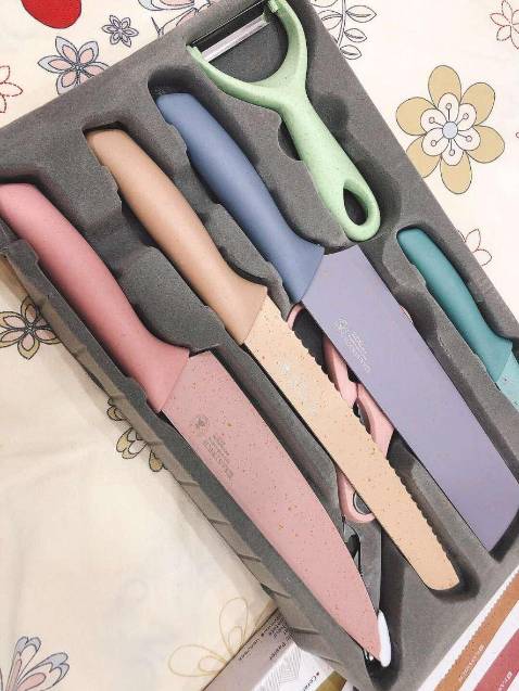 Màu bộ dao đẹp quá. Nhận cái mình ưng luôn, dao cũng sắc, hàng oke ạ