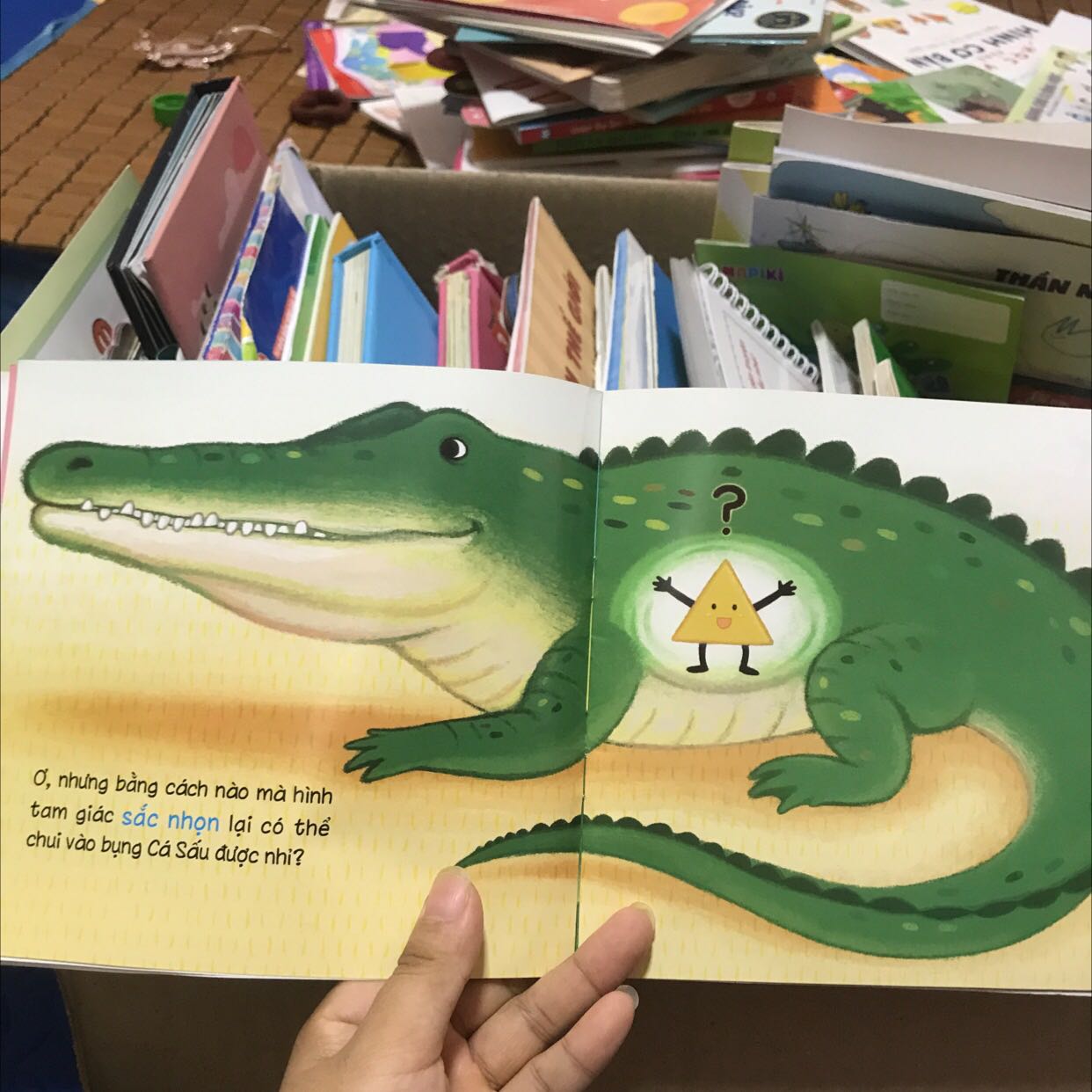 Shop đóng gói cẩn thận. Sách in màu. Noiin dung đơn giản dễ thương