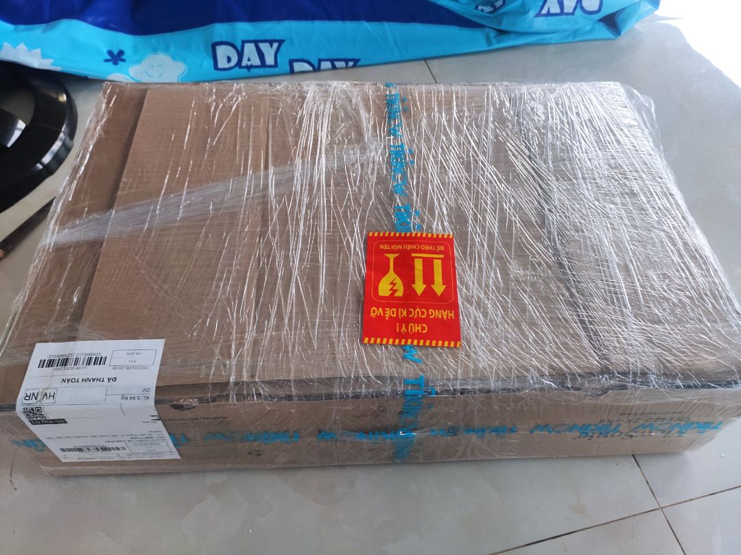 shop đóng gói rất cẩn thận, màn hình rõ né, màu sắc ok, ổn trong tầm giá