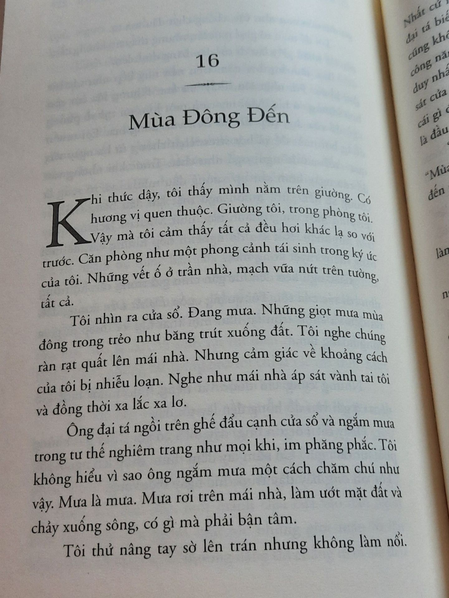 Mình thực sự rất thích các tác phẩm của Haruki Murakami kể từ lần đầu đọc bản ebook của Xứ sở diệu kì tàn bạo và chốn tận cùng của thế giới. Mình háo hức khi biết rằng Tiki đang có dịp sale sách với giá tốt nên đã lập tức đặt mua ngay 1 quyển và do đó mình đã có thể chiêm nghiệm cuốn sách này một cách thực tế hơn khi cầm nó trên tay. Haruki Murakami chưa bao giờ làm độc giả phải thất vọng, với các tác phẩm của mình ông lột tả mọi thứ một cách tuyệt vời nhất, nghệ thật nhất, từ sâu thẳm nhất của tâm hồn mà nếu càng bước đi thì chúng ta sẽ càng bị chìm đắm và rồi lún dần không lối thoát... Sau cùng, mình muốn cảm mơn Tiki vì dịch vụ tốt, giao hàng nhanh và sách rất chất lượng!!