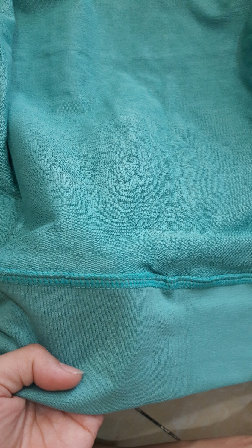vải áo khoác da cá này dày nè, shop làm màu này đẹp nè giống xanh ngọc mà trầm hơn mặc đi nắng nhìn mát mắt mà không chói lắm, đường may đẹp, bao bì đóng gói cẩn thận