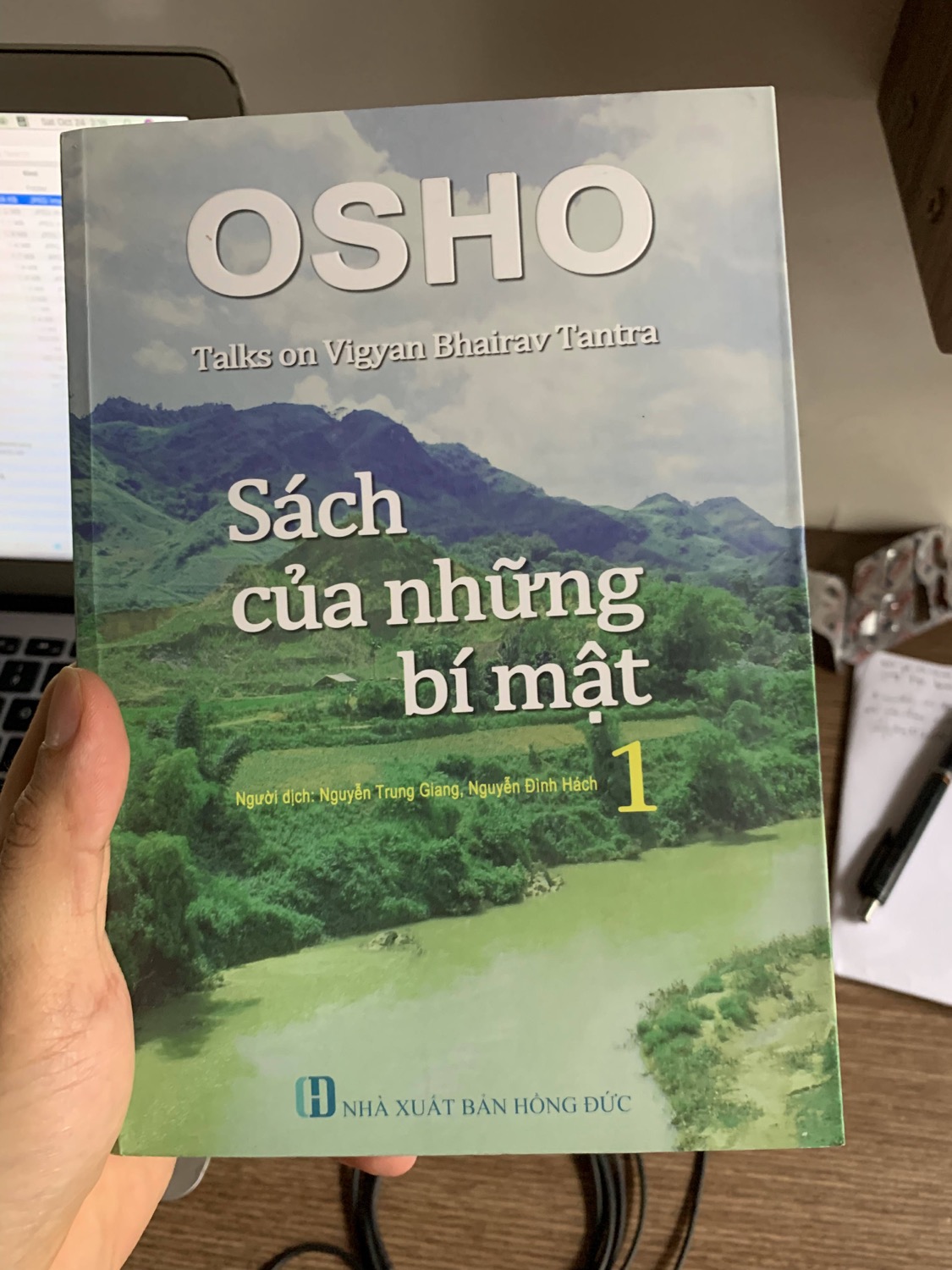 Đây là cuốn sách đầu tiên trong bộ 3 cuốn nói về 112 phương pháp thiền của Osho, không chỉ giải thích phương pháp mà còn là nói về các vấn đề xã hội, tư tưởng nữa, rất đáng đọc các bạn nhé. Sách in cũng rất ổn mặc dù xuất bản khá lâu rồi.